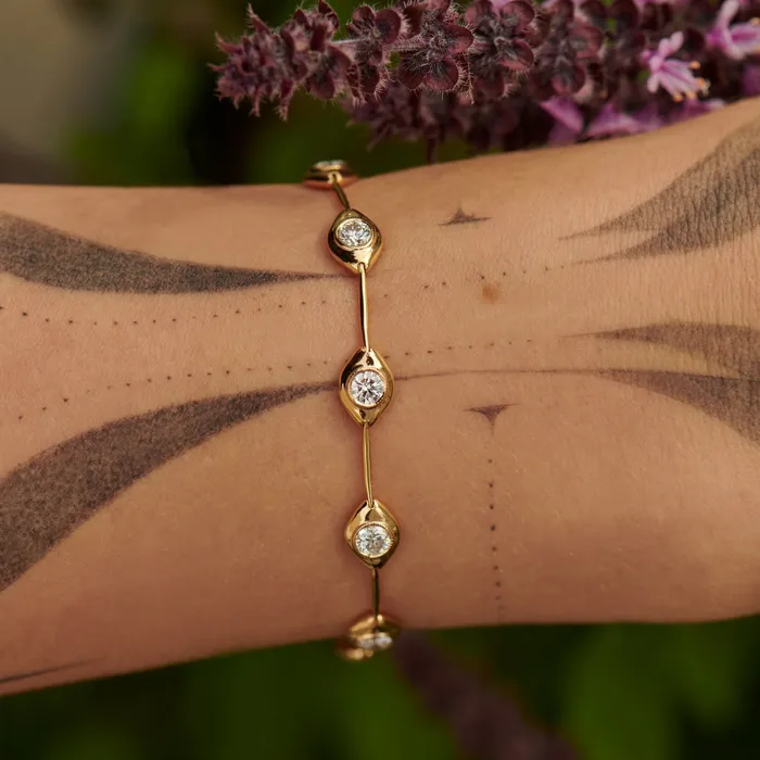 Minimalist Daisy Chain Gold Bracelet with White Diamonds ARTEMER Bracelets Minimalist Daisy Chain Gold Bracelet with White Diamonds ARTEMER Bracelets