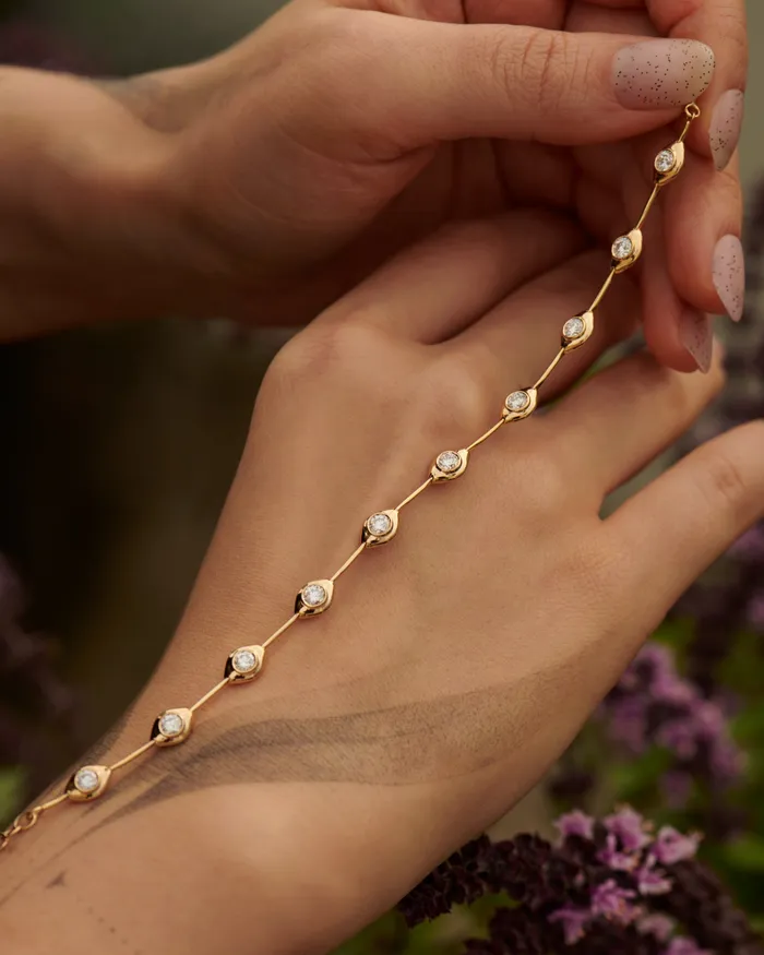 Minimalist Daisy Chain Gold Bracelet with White Diamonds ARTEMER Bracelets Minimalist Daisy Chain Gold Bracelet with White Diamonds ARTEMER Bracelets
