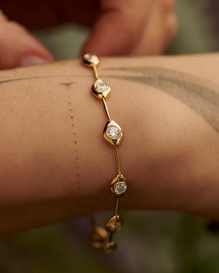 Minimalist Daisy Chain Gold Bracelet with White Diamonds ARTEMER Bracelets Minimalist Daisy Chain Gold Bracelet with White Diamonds ARTEMER Bracelets