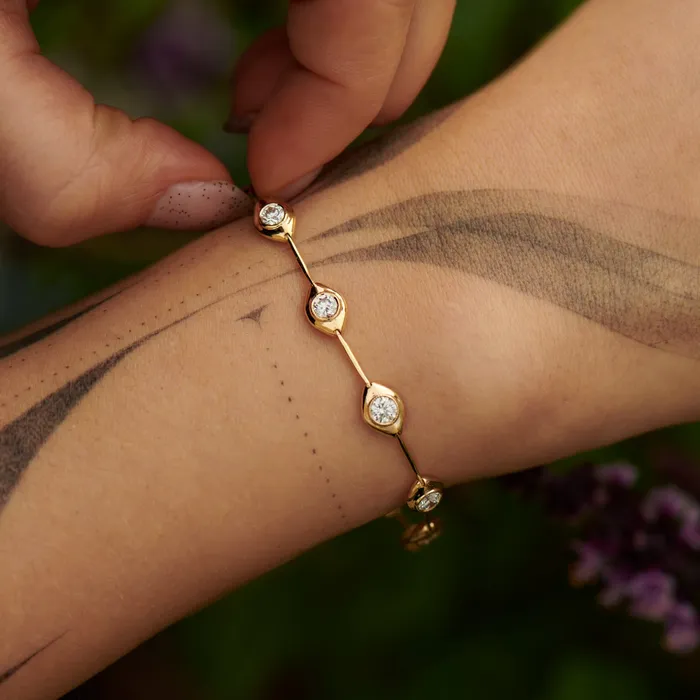 Minimalist Daisy Chain Gold Bracelet with White Diamonds ARTEMER Bracelets Minimalist Daisy Chain Gold Bracelet with White Diamonds ARTEMER Bracelets